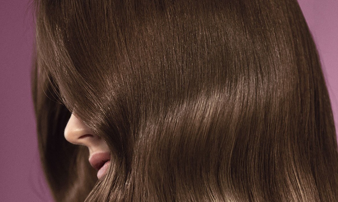 Si es tu primera vez el tipo de tinte de pelo que necesitas es la gama Casting Crème Gloss de L’Oréal Paris. Una línea tono sobre tono que te dejará un color más brillante y radiante imposible.